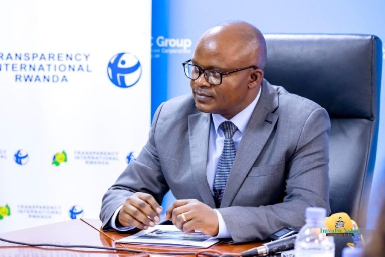 umuyobozi-mukuru-wa-wasac-prof-omar-munyaneza-yasobanuye-ibyiza-byo-gukoresha-ikarita-izwi-nka-token-mu-kuvoma-amazi-1536x1023