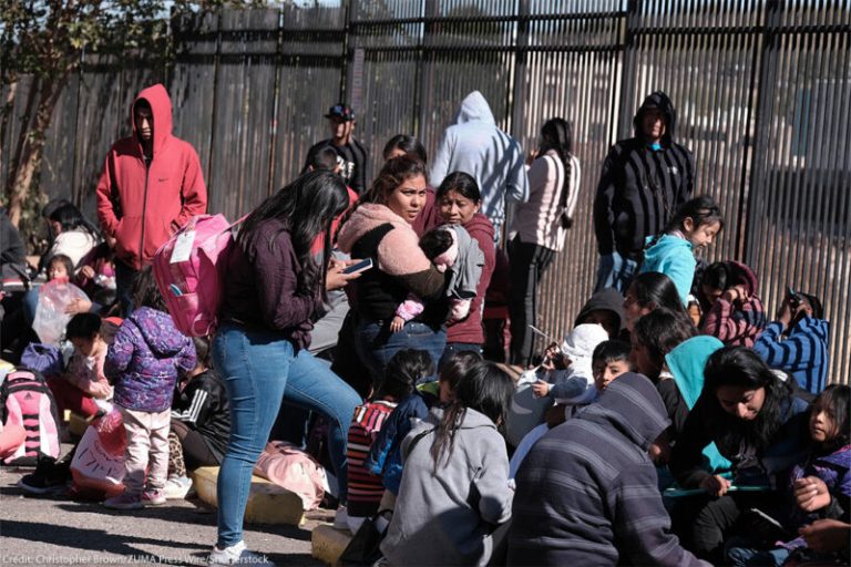 migrants-being-deported-b-800x533